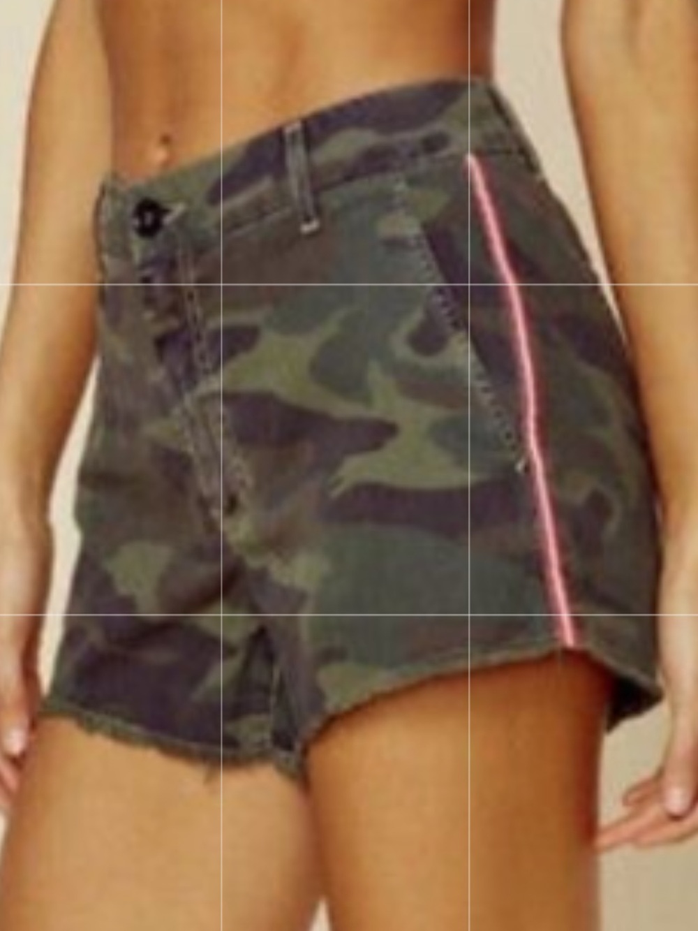 SUNDRY➕Camo Side-Stripe Cutoff Shorts